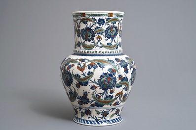 Een Iznik-stijl vaas met floraal decor, Samson, Parijs, 19e eeuw