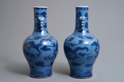 Une paire de vases en porcelaine de Chine bleu de lavande &agrave; d&eacute;cor de dragons, 18/19&egrave;me