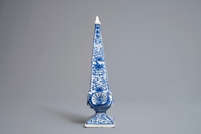 Un grand ob&eacute;lisque en fa&iuml;ence de Delft bleu et blanc, 1er quart du 18&egrave;me