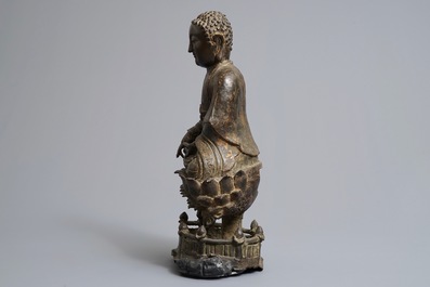 Une figure de Bouddha Shakyamuni sur tr&ocirc;ne de lotus en bronze, Chine, Ming