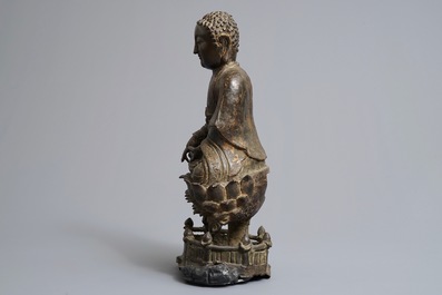 Een Chinese bronzen figuur van Buddha Shakyamuni op lotustroon, Ming