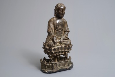 Een Chinese bronzen figuur van Buddha Shakyamuni op lotustroon, Ming