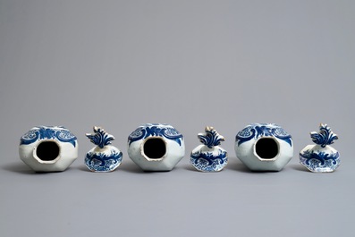 Une garniture de cinq vases en fa&iuml;ence de Delft en bleu et blanc &agrave; d&eacute;cor d'oiseaux de paradis, 18&egrave;me