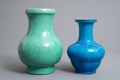 Deux vases en porcelaine de Chine monochrome vert et bleu, 18/19&egrave;me