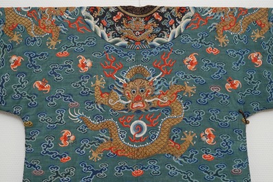 Une robe 'jifu' en soie brod&eacute;e &agrave; d&eacute;cor de dragons &agrave; cinq griffes sur fond turquoise, Chine, 19&egrave;me