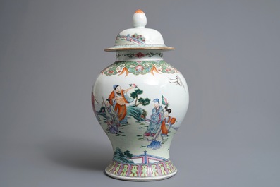 Un vase couvert en porcelaine de Chine famille rose, 19&egrave;me