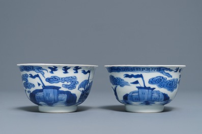 Een paar Chinese blauwwitte koppen en schotels voor de Franse markt, Kangxi