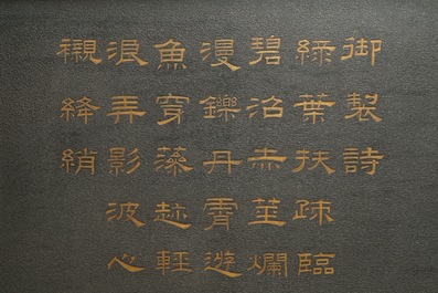 Een paar grote Chinese gelakt houten en met ivoor ingelegde panelen met gedichten, Qianlong
