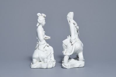 Une paire de groupes en porcelaine blanc de Chine et un plat vert &agrave; d&eacute;cor d'un ph&eacute;nix, 19/20&egrave;me