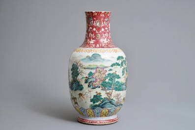 Un vase en porcelaine de Chine famille rose &agrave; d&eacute;cor de daims, marque de Qianlong, 19/20&egrave;me