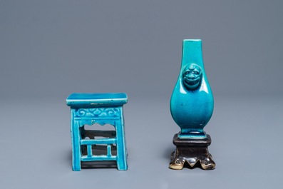 Een Chinese miniatuur vaas op sokkel en een tafeltje in turquoise en aubergine glazuur, Kangxi