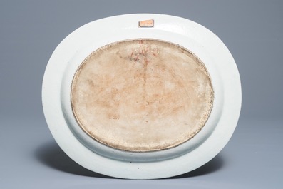 Twee grote Chinese famille rose wapenschotels, Qianlong