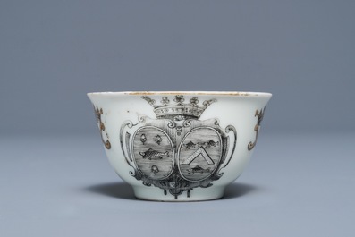 Une tasse et soucoupe armori&eacute; en porcelaine de Chine grisaille et dor&eacute;, Qianlong