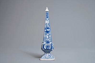 Un grand ob&eacute;lisque en fa&iuml;ence de Delft bleu et blanc, 1er quart du 18&egrave;me