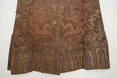 Une robe &agrave; d&eacute;cor de huit dragons sur fond brun en soie brod&eacute;e, Chine, Qianlong