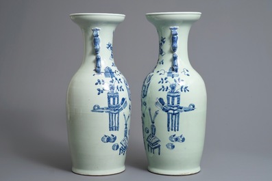 Une paire de vases en porcelaine de Chine bleu et blanc sur fond c&eacute;ladon, 19/20&egrave;me