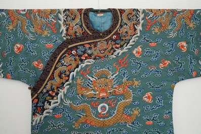 Une robe 'jifu' en soie brod&eacute;e &agrave; d&eacute;cor de dragons &agrave; cinq griffes sur fond turquoise, Chine, 19&egrave;me