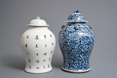 Twee Chinese blauwwitte en famille rose dekselvazen, 19/20e eeuw