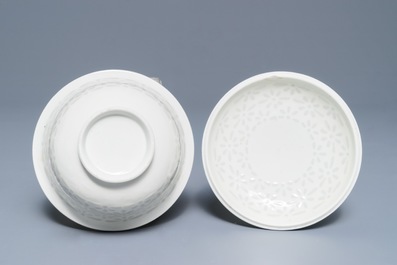 A Chinese Dehua blanc de Chine 'rice grain' bowl and cover, 18/19th C.