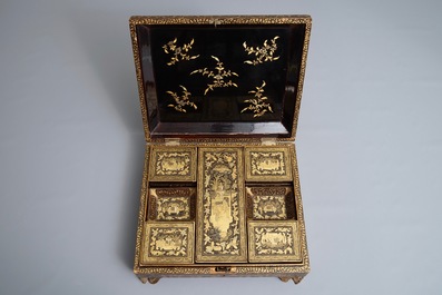 Een Chinese Canton export lakwerk speeldoos met inhoud, 18/19e eeuw