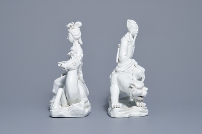 Une paire de groupes en porcelaine blanc de Chine et un plat vert &agrave; d&eacute;cor d'un ph&eacute;nix, 19/20&egrave;me