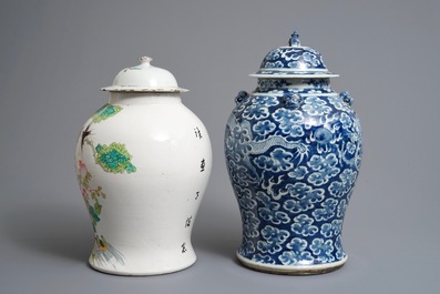 Twee Chinese blauwwitte en famille rose dekselvazen, 19/20e eeuw