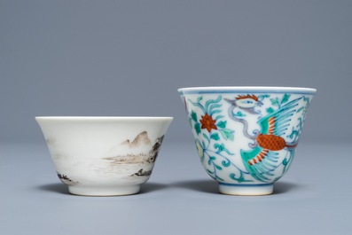 Deux tasses &agrave; vin en porcelaine de Chine doucai et grisaille, marques de Yongzheng, 19/20&egrave;me