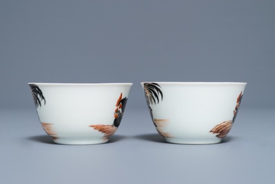Une paire de tasses et soucoupes en porcelaine de Chine &agrave; d&eacute;cor de coqs et poules, Qianlong