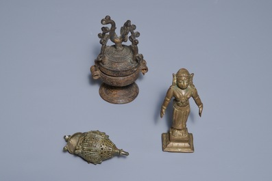 Een collectie zilveren en bronzen beeldjes en gebruiksvoorwerpen, India, 18/19e eeuw