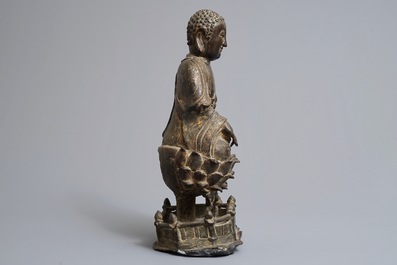 Een Chinese bronzen figuur van Buddha Shakyamuni op lotustroon, Ming