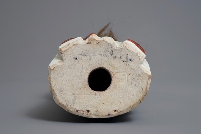 Twee Chinese famille rose figuren van Li Tieguai en Shoulao, 19/20e eeuw