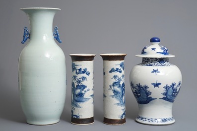 Quatre vases en porcelaine de Chine bleu et blanc, 19&egrave;me