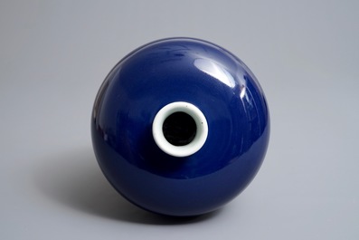 Un vase de forme meiping en porcelaine de Chine bleu monochrome, marque de Yongzheng, 19/20&egrave;me