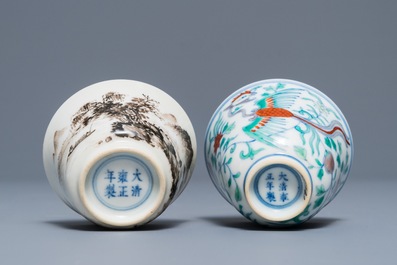 Deux tasses &agrave; vin en porcelaine de Chine doucai et grisaille, marques de Yongzheng, 19/20&egrave;me