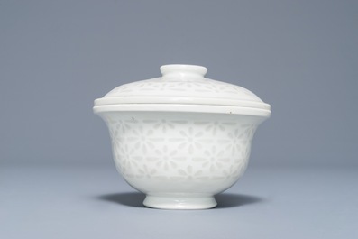 Un bol couvert en porcelaine blanc de Chine de Dehua, Chine, 18/19&egrave;me
