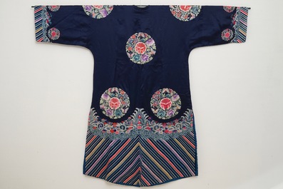 Une robe informelle pour une femme en soie brod&eacute;e &agrave; fond bleu, Chine, 19&egrave;me