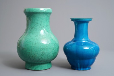 Deux vases en porcelaine de Chine monochrome vert et bleu, 18/19&egrave;me