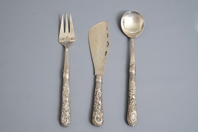 A Chinese dragon-decorated silver fish cutlery set, 19/20th C.