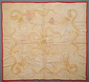 Een Vietnamese geborduurde zijden doek met draken op een robijnrode fondkleur, 19e eeuw