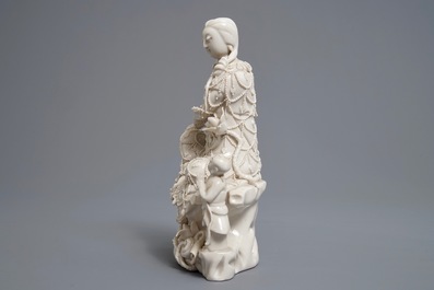 Twee Chinees Dehua blanc de Chine figuren van Guanyin met dienaar en een Luohan, 19e eeuw