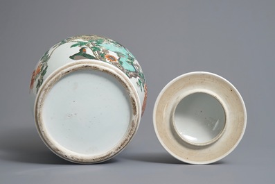 Un vase couvert en porcelaine de Chine famille verte, 19&egrave;me