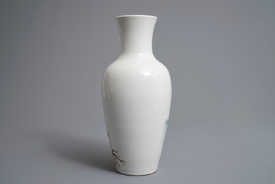 Un vase en porcelaine de Chine &agrave; d&eacute;cor d'un tigre, marque de Qianlong, 20&egrave;me