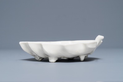 Een Chinese Dehua blanc de Chine bladvormige penselenwasser, Kangxi
