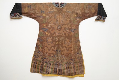 Een Chinees geborduurd zijden gewaad met acht draken op een bruine fondkleur, Qianlong
