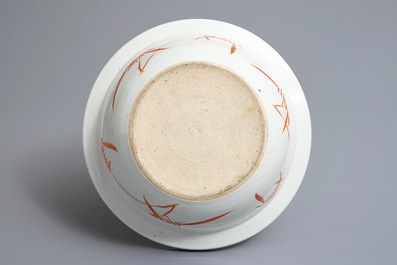Une paire de vases en porcelaine de Chine famille rose dit &quot;de Nankin&quot; et un bol, 19&egrave;me