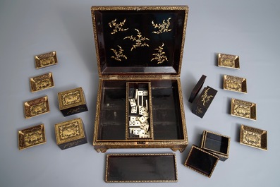 Een Chinese Canton export lakwerk speeldoos met inhoud, 18/19e eeuw