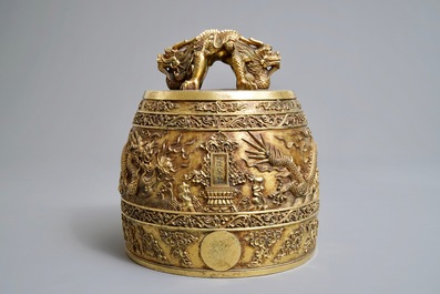 Een Chinese verguld bronzen bel in zitan houder, Qianlong merk, 18/19e eeuw