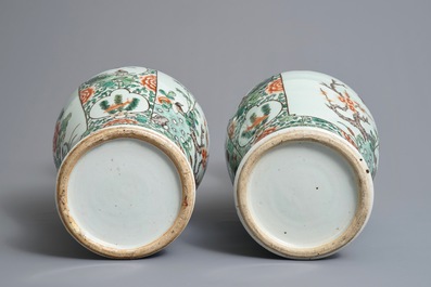 Une paire de vases en porcelaine de Chine famille verte, 19/20&egrave;me