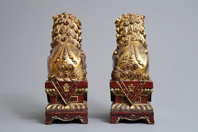Een paar Chinese vergulde gelakt houten beelden van tempelleeuwen, 19e eeuw