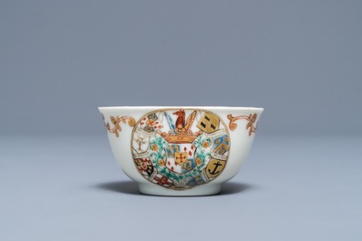 Een Chinese famille rose kop en schotel voor de Nederlandse markt met het wapen van Van Reverhorst, Qianlong